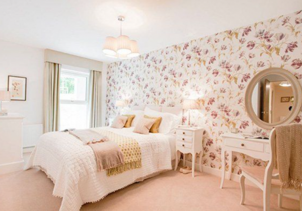 Kamar remaja dengan wallpaper floral yang menampilkan keanggunan Eropa klasik